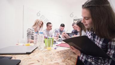 集团人有创意的会议办公室写作阅读讨论